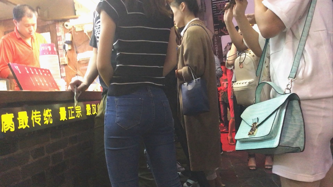 排队买臭豆腐的紧身蓝色牛仔裤翘臀美女[453M/MOV]