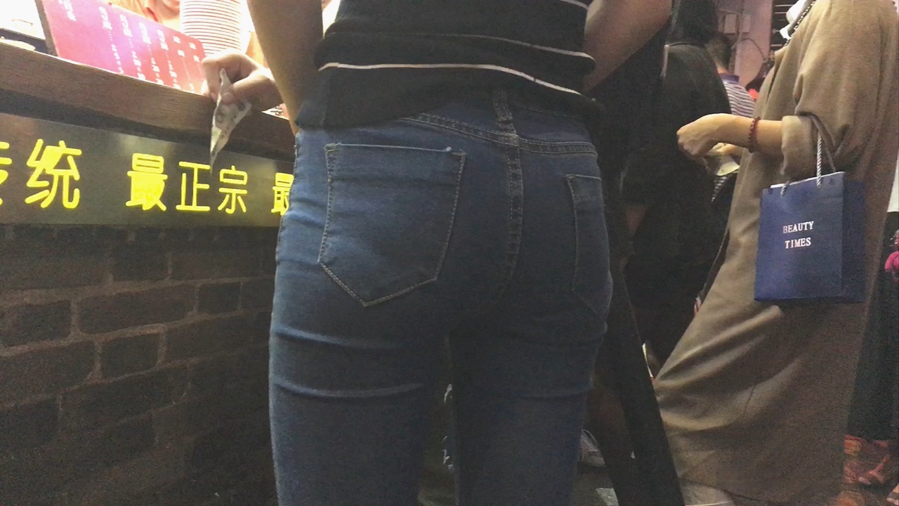 排队买臭豆腐的紧身蓝色牛仔裤翘臀美女[453M/MOV]
