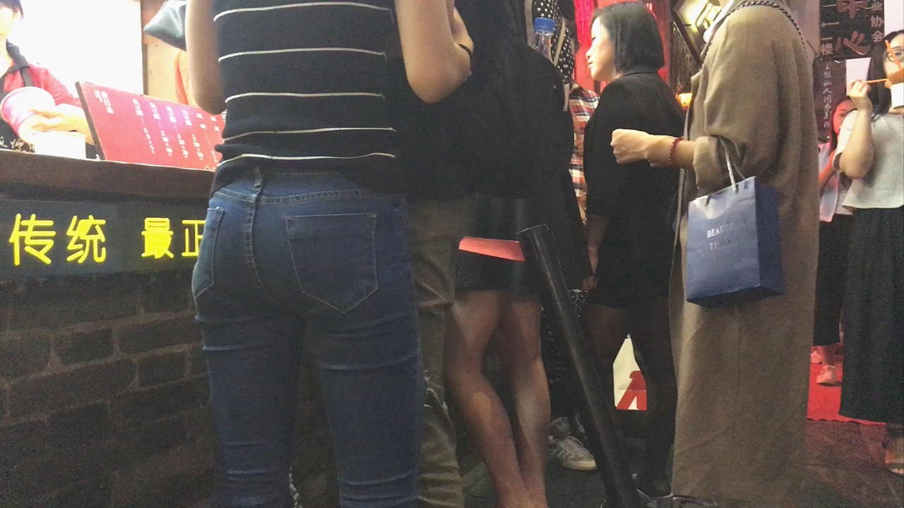 排队买臭豆腐的紧身蓝色牛仔裤翘臀美女[453M/MOV]