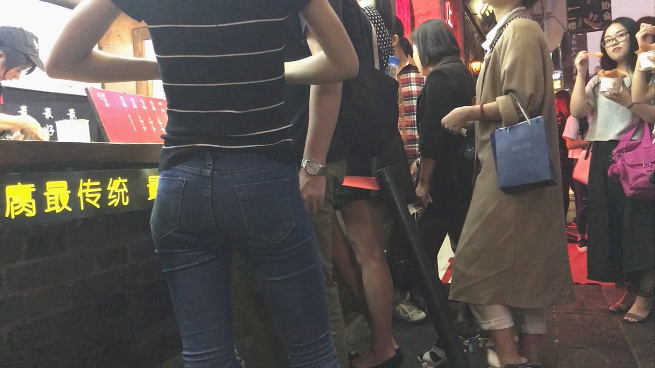 排队买臭豆腐的紧身蓝色牛仔裤翘臀美女[453M/MOV]