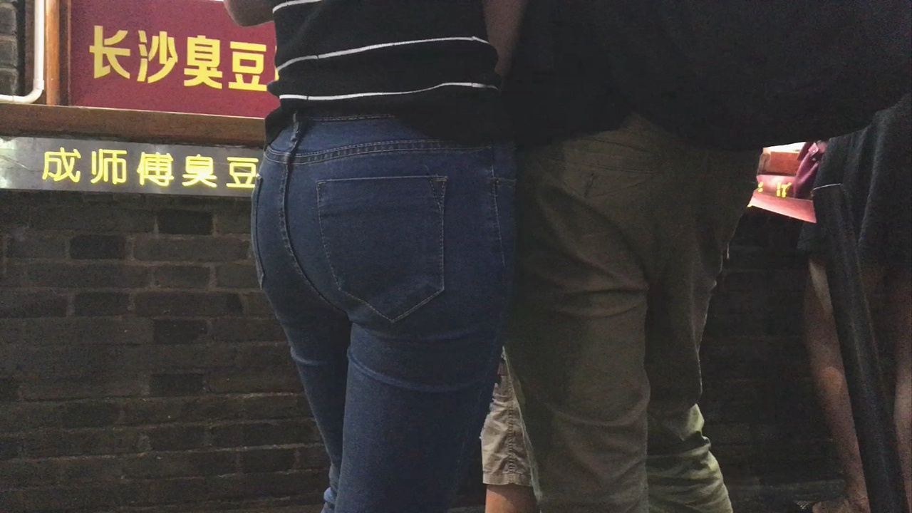 排队买臭豆腐的紧身蓝色牛仔裤翘臀美女[453M/MOV]