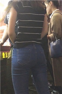 排队买臭豆腐的紧身蓝色牛仔裤翘臀美女[453M/MOV]