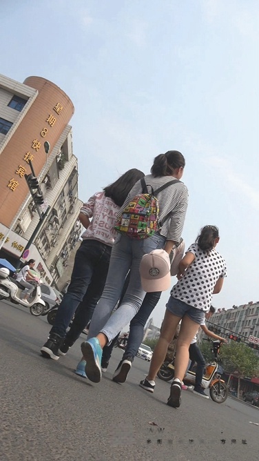 4K高挑身材牛仔裤紧臀初中妹子，长大肯定是极品[1.34G/MP4]