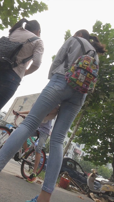 4K高挑身材牛仔裤紧臀初中妹子，长大肯定是极品[1.34G/MP4]