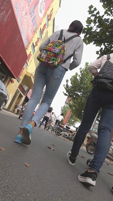 4K高挑身材牛仔裤紧臀初中妹子，长大肯定是极品[1.34G/MP4]