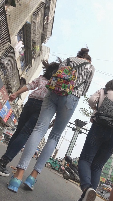 4K高挑身材牛仔裤紧臀初中妹子，长大肯定是极品[1.34G/MP4]