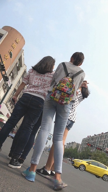 4K高挑身材牛仔裤紧臀初中妹子，长大肯定是极品[1.34G/MP4]