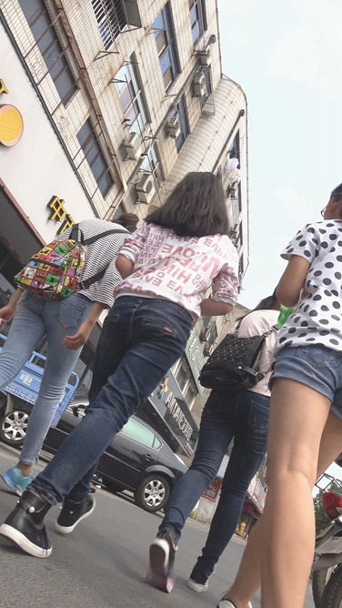 4K高挑身材牛仔裤紧臀初中妹子，长大肯定是极品[1.34G/MP4]