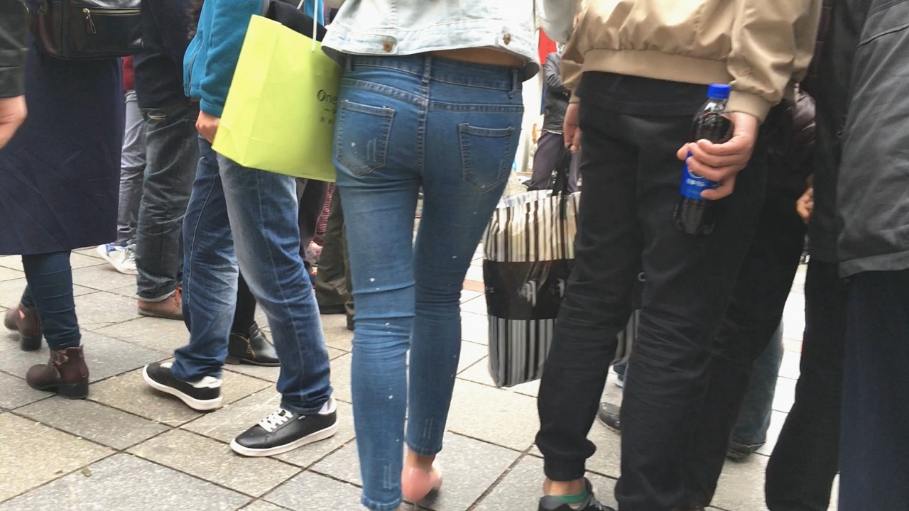 极品紧身蓝色牛仔裤美眉紧绷饱满圆臀[721M/MOV]