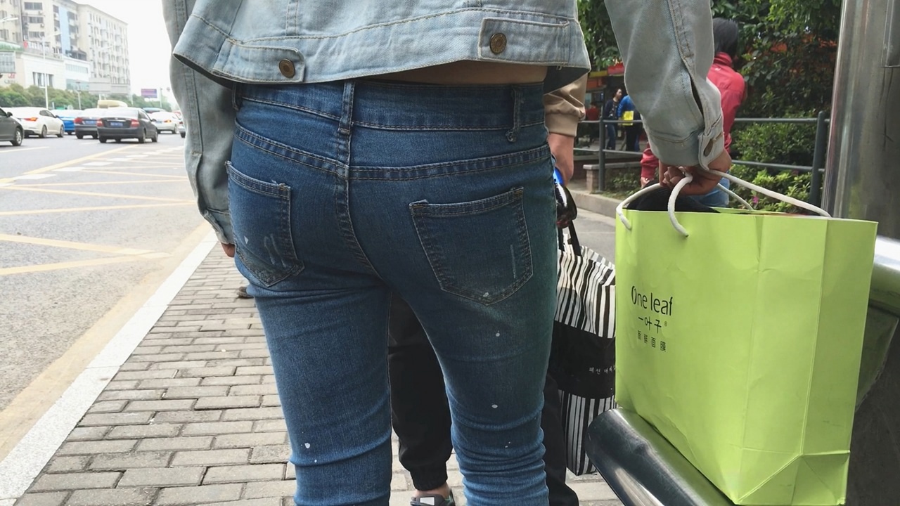 极品紧身蓝色牛仔裤美眉紧绷饱满圆臀[721M/MOV]