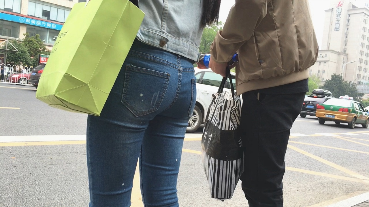 极品紧身蓝色牛仔裤美眉紧绷饱满圆臀[721M/MOV]