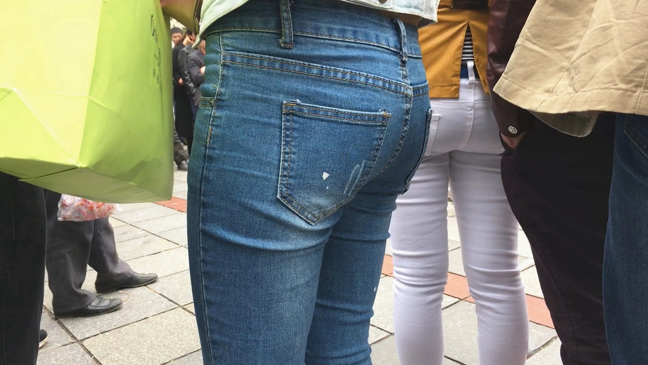 极品紧身蓝色牛仔裤美眉紧绷饱满圆臀[721M/MOV]