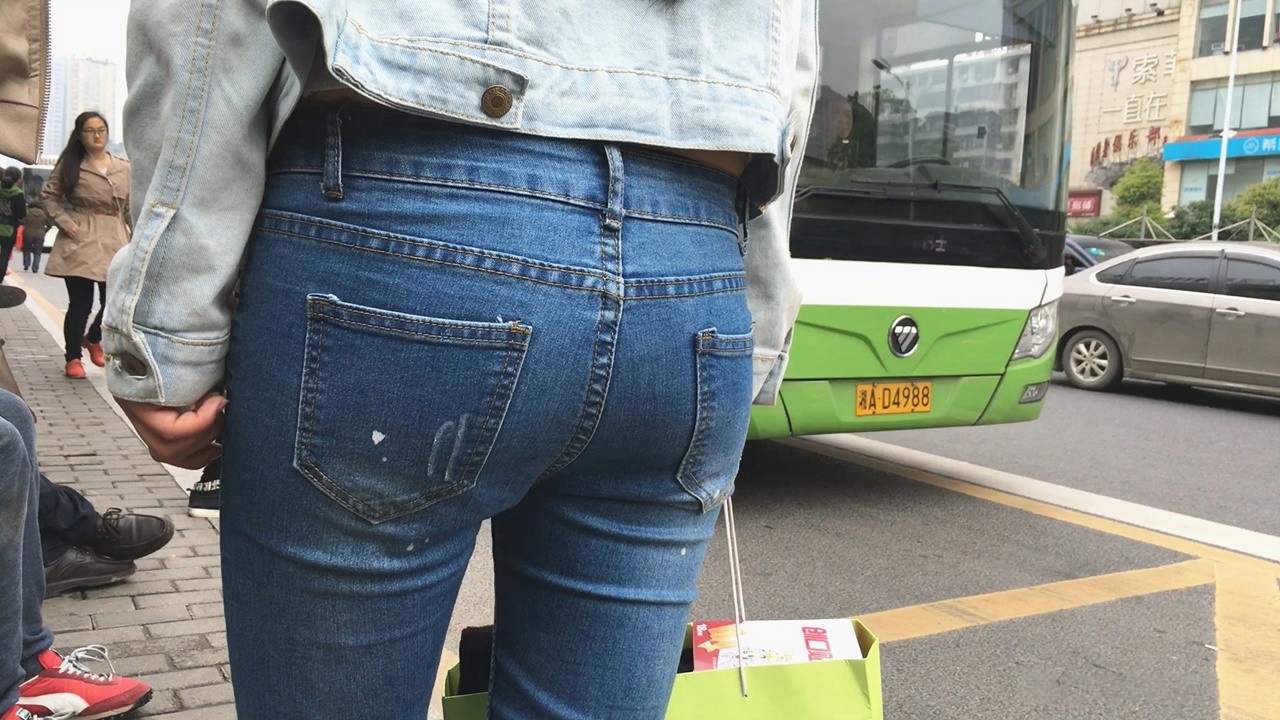 极品紧身蓝色牛仔裤美眉紧绷饱满圆臀[721M/MOV]