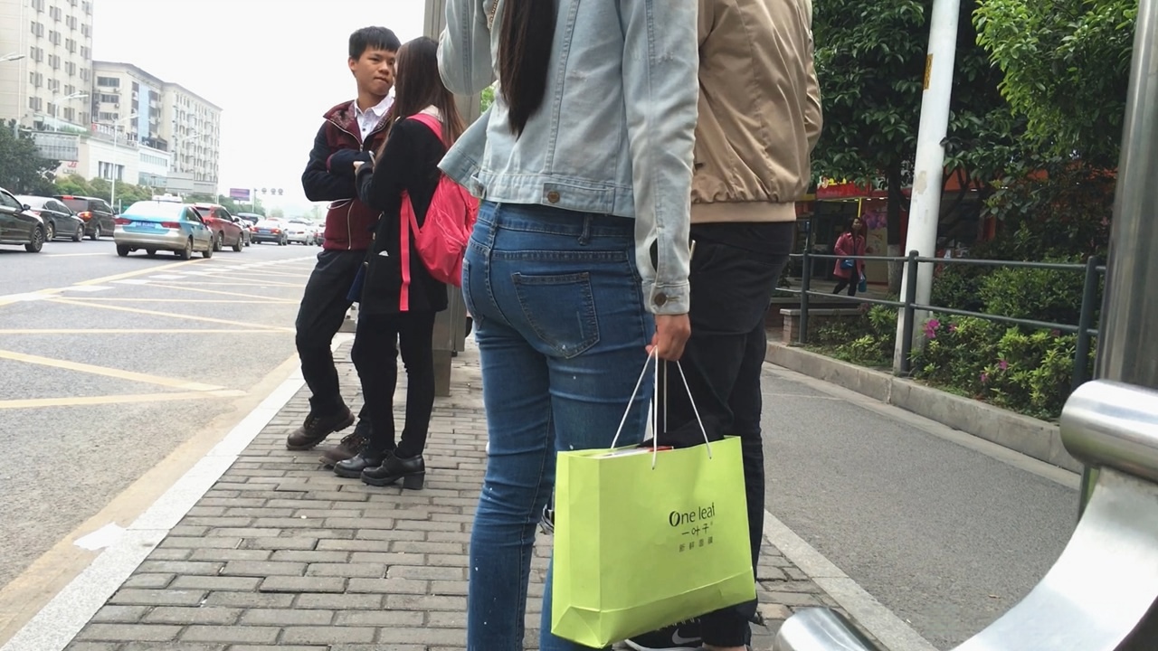 极品紧身蓝色牛仔裤美眉紧绷饱满圆臀[721M/MOV]