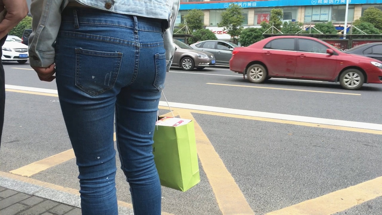 极品紧身蓝色牛仔裤美眉紧绷饱满圆臀[721M/MOV]