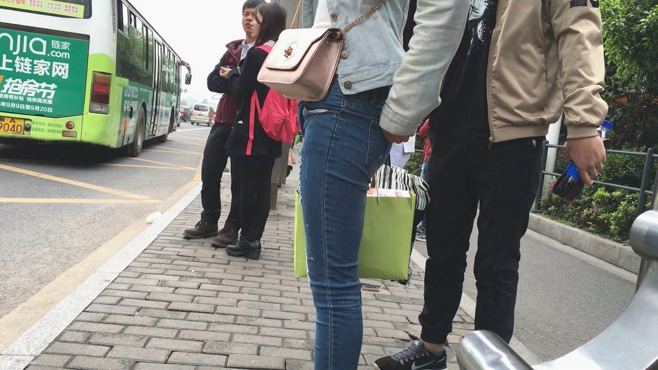 极品紧身蓝色牛仔裤美眉紧绷饱满圆臀[721M/MOV]