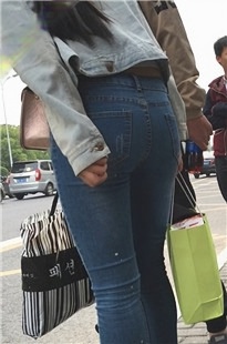 极品紧身蓝色牛仔裤美眉紧绷饱满圆臀[721M/MOV]