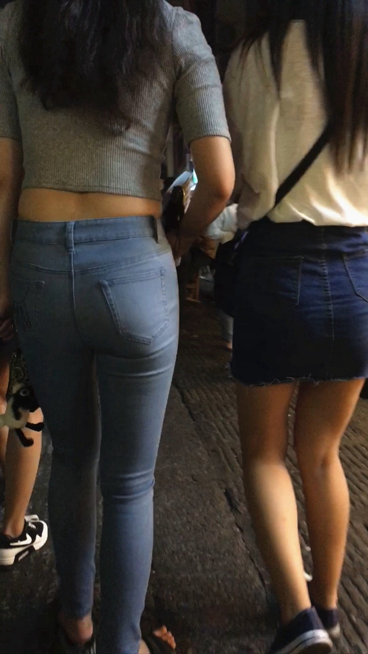 一牛仔一短裙美眉，两个都是我的菜[1.15G/MOV]