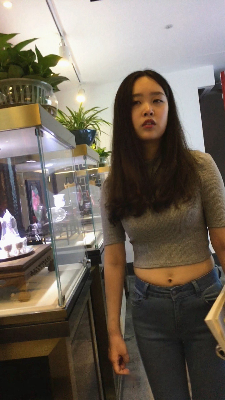 一牛仔一短裙美眉，两个都是我的菜[1.15G/MOV]