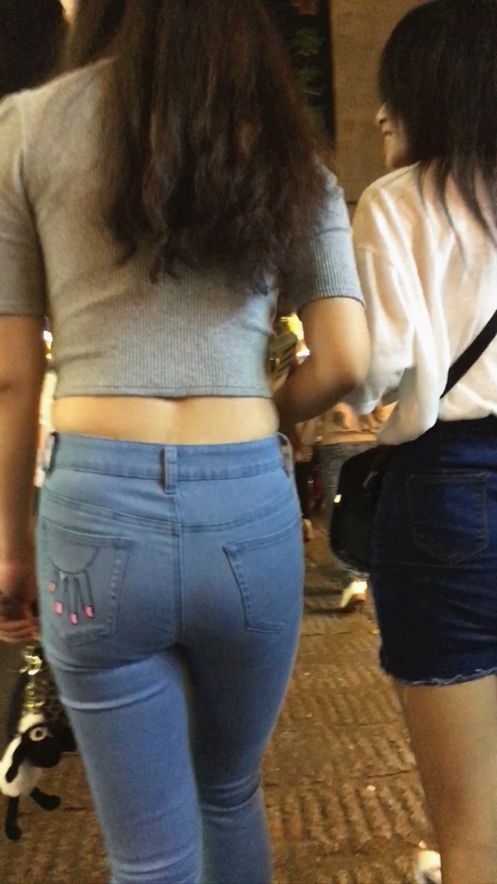 一牛仔一短裙美眉，两个都是我的菜[1.15G/MOV]