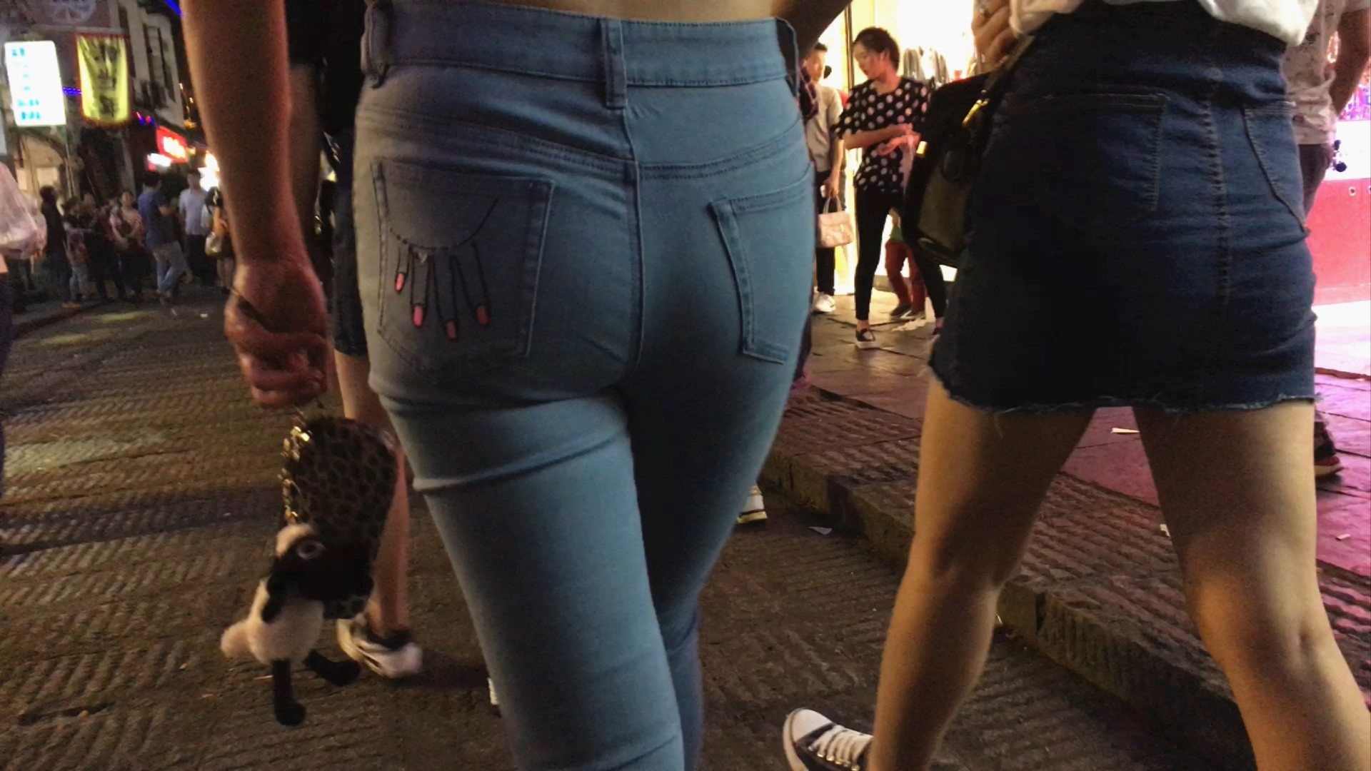 一牛仔一短裙美眉，两个都是我的菜[1.15G/MOV]