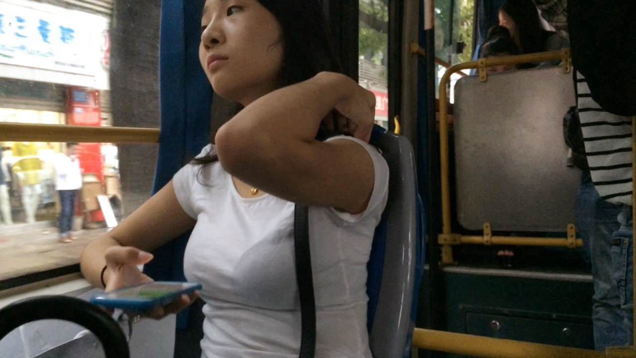 等公车的紧身牛仔翘臀美女，好紧绷[413M/MOV]