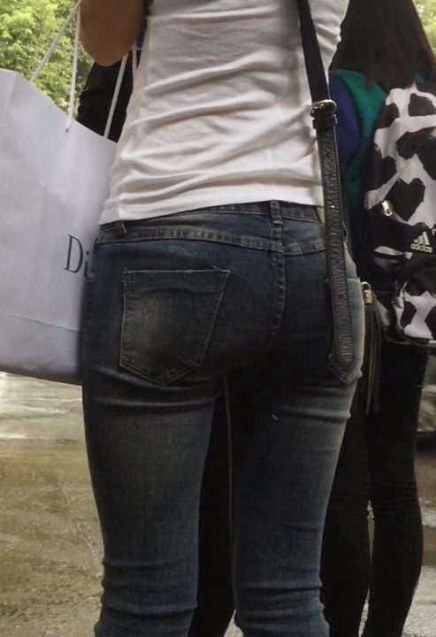 等公车的紧身牛仔翘臀美女，好紧绷[413M/MOV]