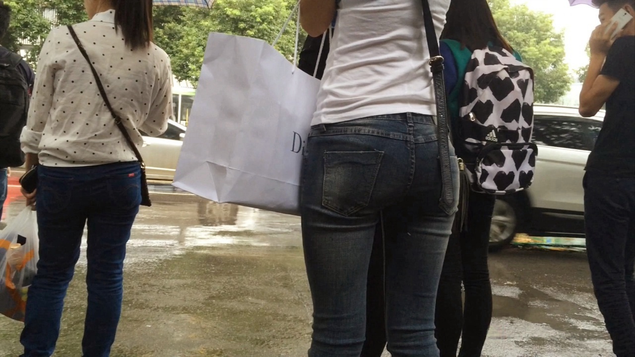 等公车的紧身牛仔翘臀美女，好紧绷[413M/MOV]