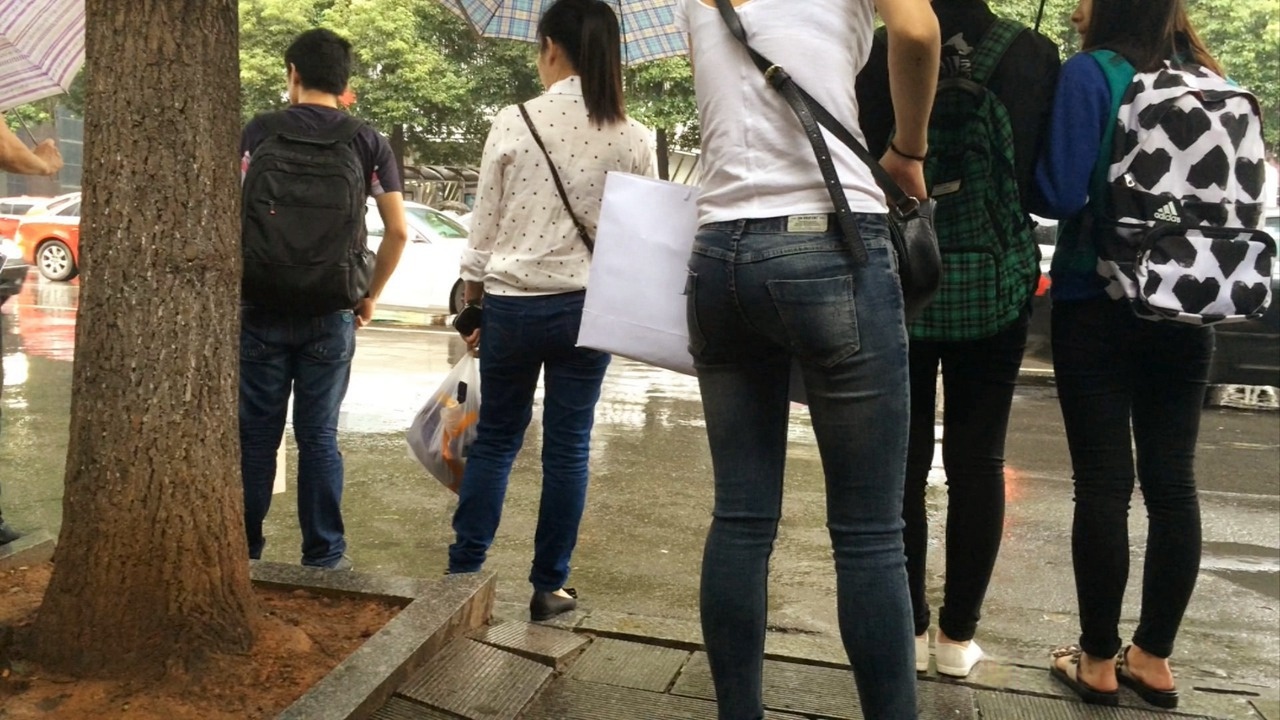 等公车的紧身牛仔翘臀美女，好紧绷[413M/MOV]