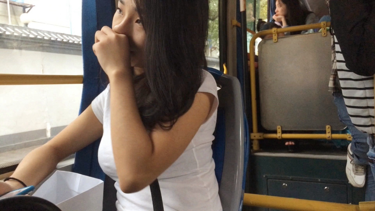 等公车的紧身牛仔翘臀美女，好紧绷[413M/MOV]