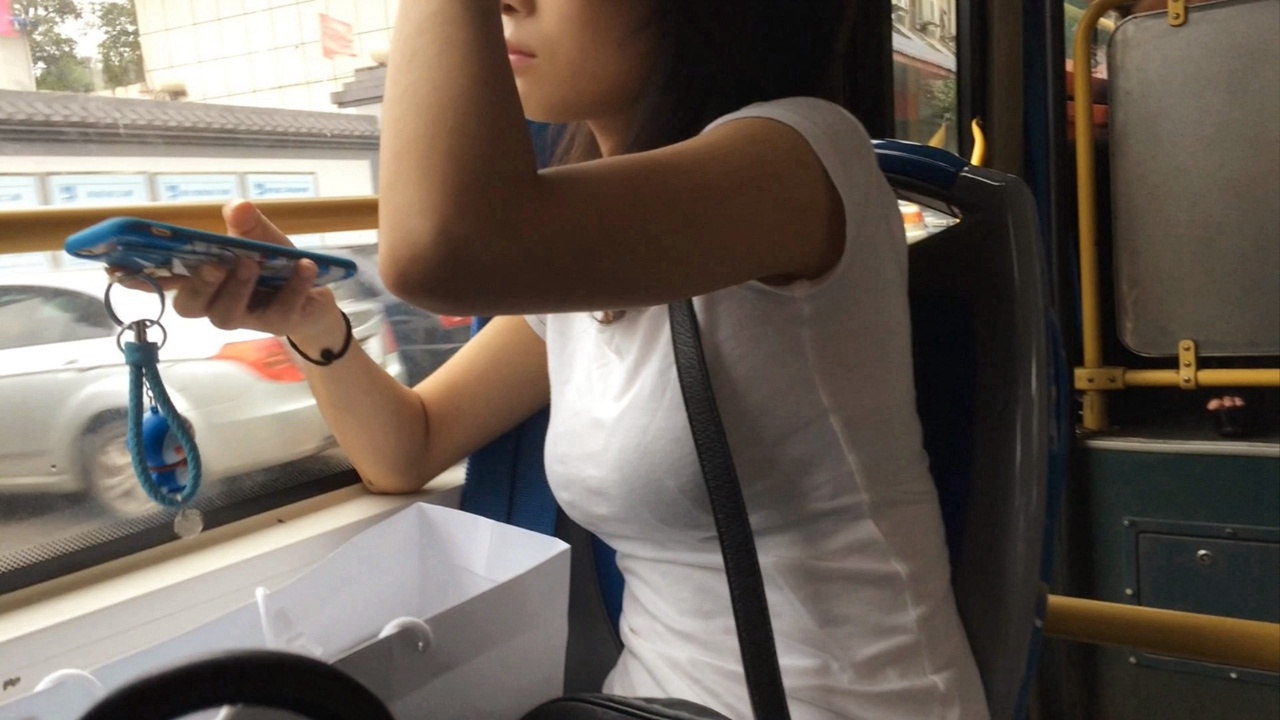 等公车的紧身牛仔翘臀美女，好紧绷[413M/MOV]