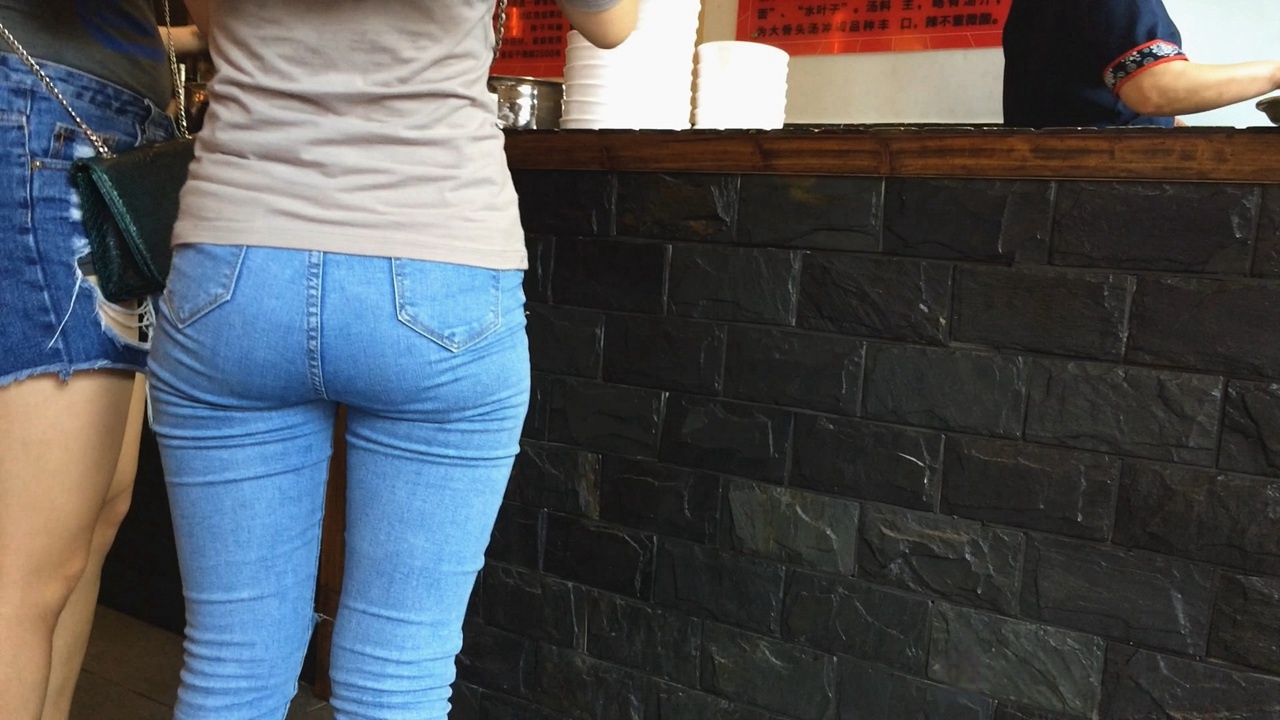 紧绷牛仔裤美女，原来是个吃货[2.70G/AVI]
