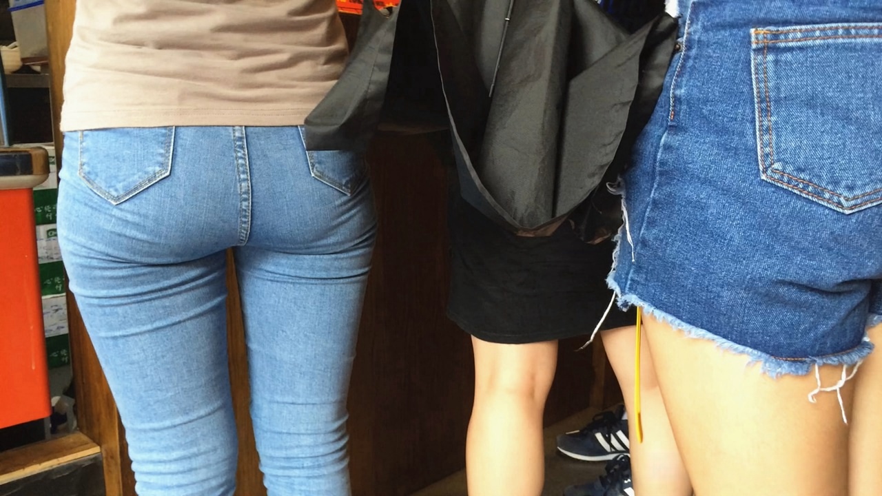 紧绷牛仔裤美女，原来是个吃货[2.70G/AVI]