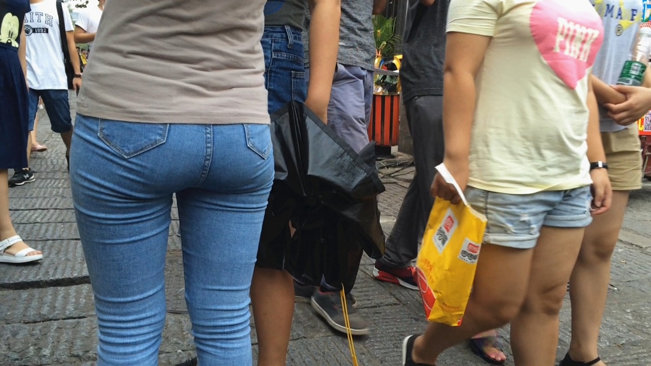 紧绷牛仔裤美女，原来是个吃货[2.70G/AVI]