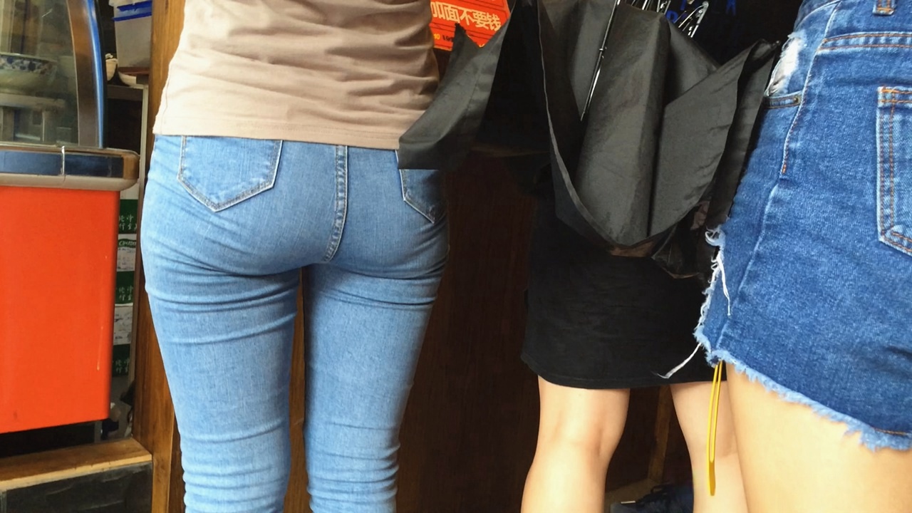 紧绷牛仔裤美女，原来是个吃货[2.70G/AVI]
