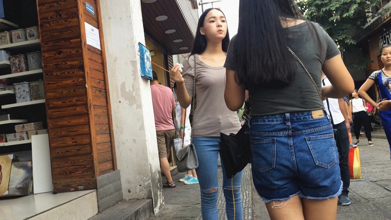 紧绷牛仔裤美女，原来是个吃货[2.70G/AVI]