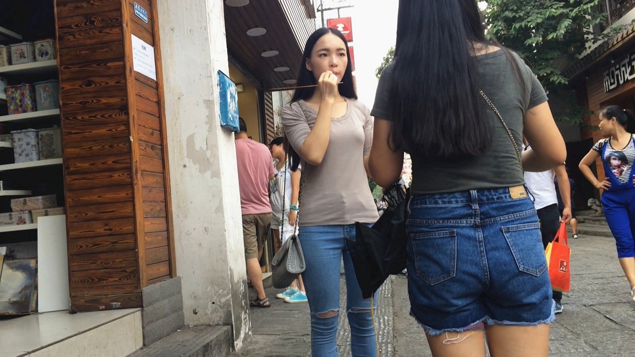 紧绷牛仔裤美女，原来是个吃货[2.70G/AVI]