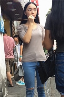 紧绷牛仔裤美女，原来是个吃货[2.70G/AVI]