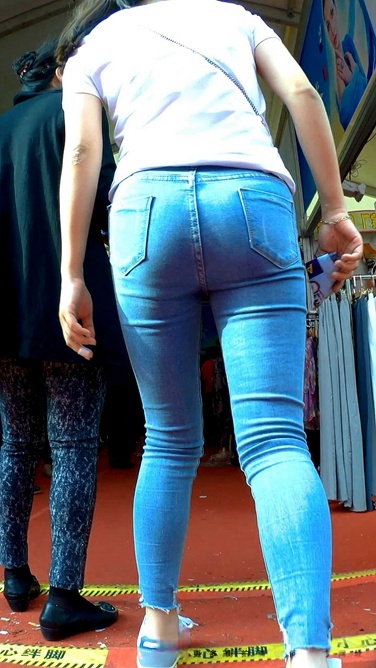 极品深沟紧身蓝牛性感学生媚，和妈妈逛展销会[2.04G/MP4]