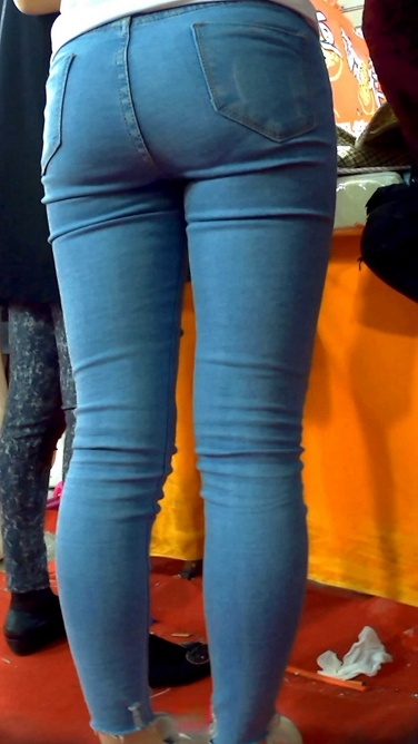 极品深沟紧身蓝牛性感学生媚，和妈妈逛展销会[2.04G/MP4]