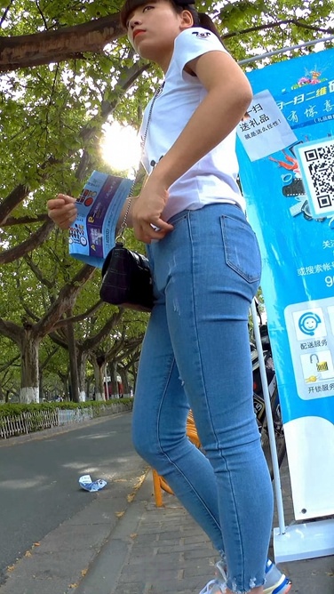 极品深沟紧身蓝牛性感学生媚，和妈妈逛展销会[2.04G/MP4]