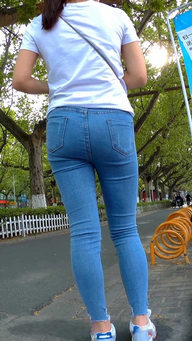 极品深沟紧身蓝牛性感学生媚，和妈妈逛展销会[2.04G/MP4]