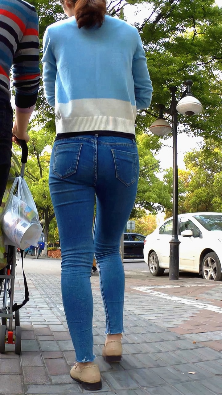 小脚紧身牛仔裤MM [1.11G/MP4]