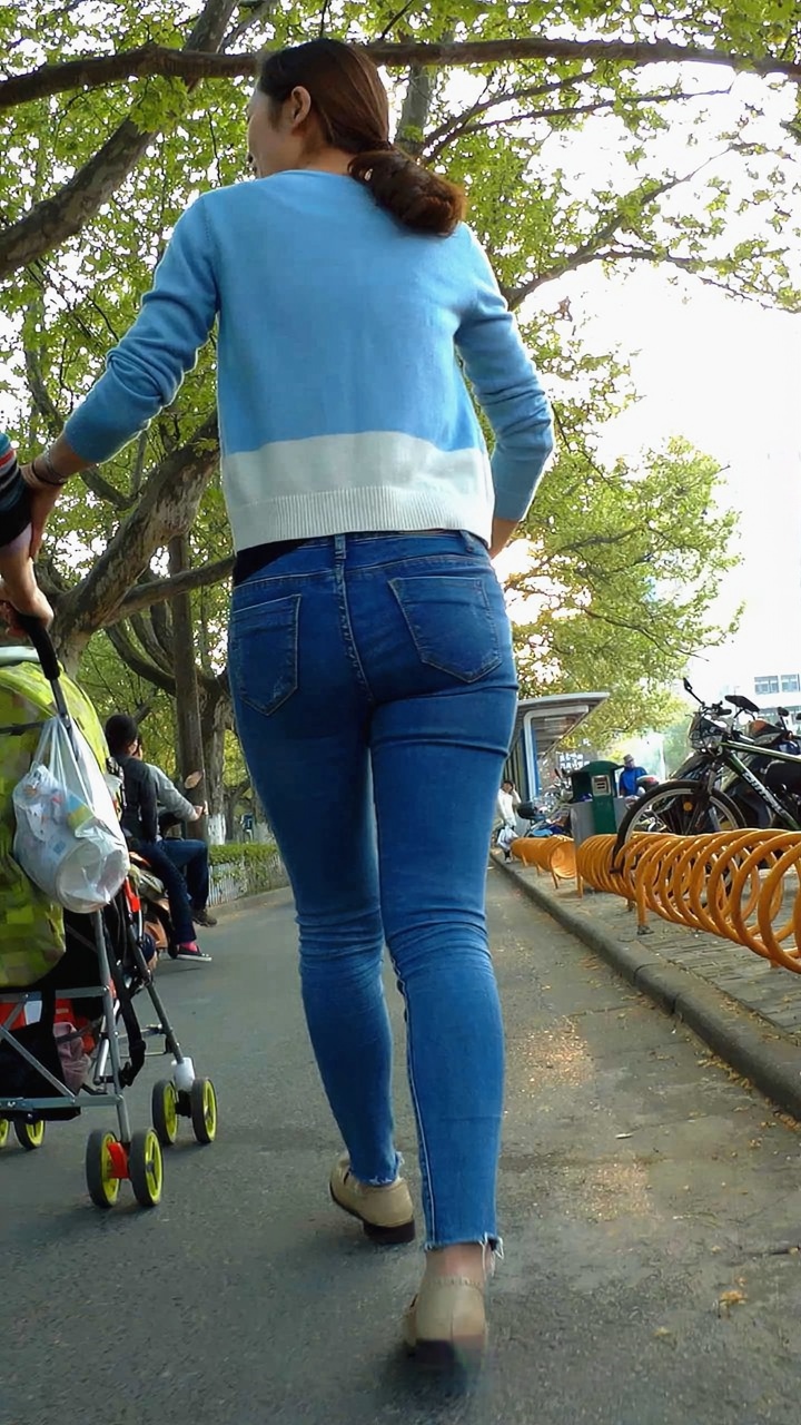 小脚紧身牛仔裤MM [1.11G/MP4]