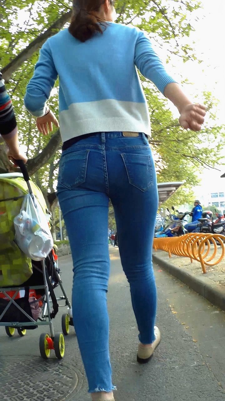 小脚紧身牛仔裤MM [1.11G/MP4]