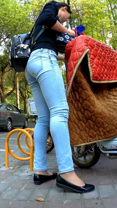 极品浅蓝紧身牛仔裤美眉[486M/MP4]