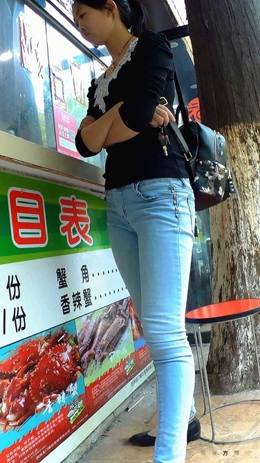 极品浅蓝紧身牛仔裤美眉[486M/MP4]