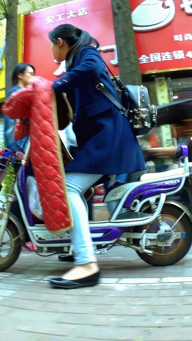 极品浅蓝紧身牛仔裤美眉[486M/MP4]