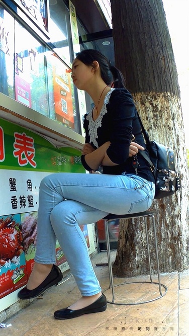 极品浅蓝紧身牛仔裤美眉[486M/MP4]