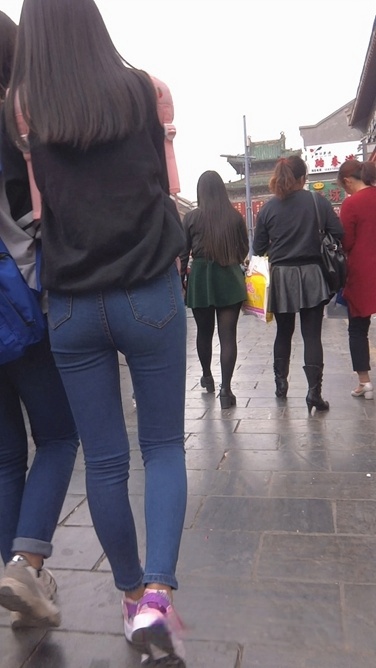 背粉色书包的紧身牛仔裤小美女[412M/MTS]